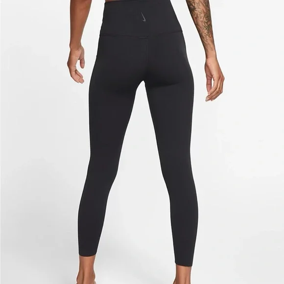 NWT Nike Yoga Luxe High-Waist 7/8 Leggings in Black - Picture 5 of 6